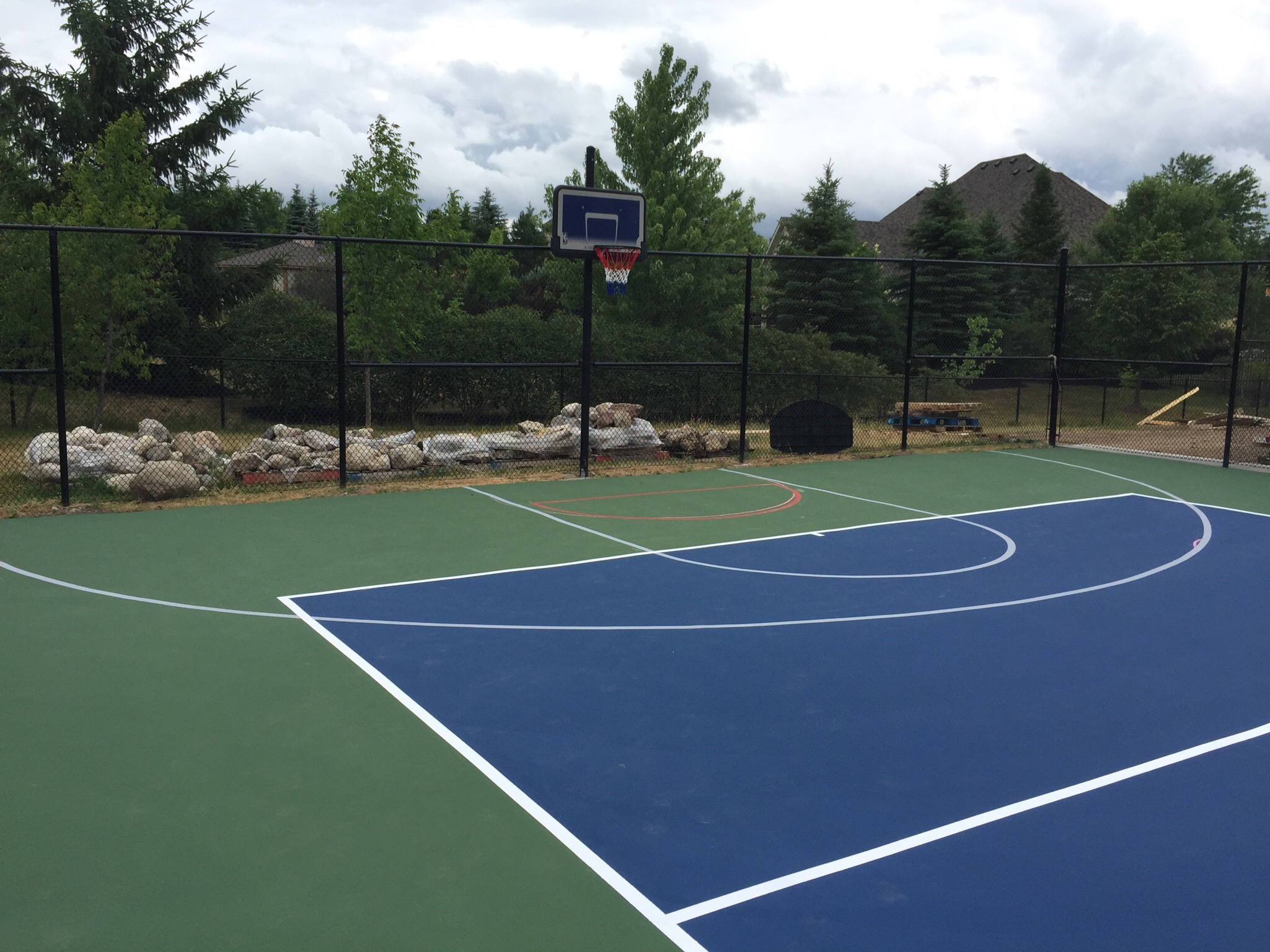 Những yếu tố quan trọng khi lựa chọn dịch vụ thi công sân bóng rổ trọn gói